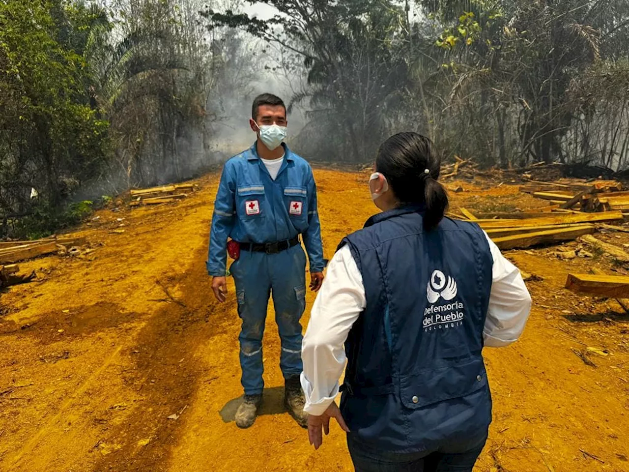 Incendio amenaza a 100 familias en Sucre, según la Defensoría del Pueblo