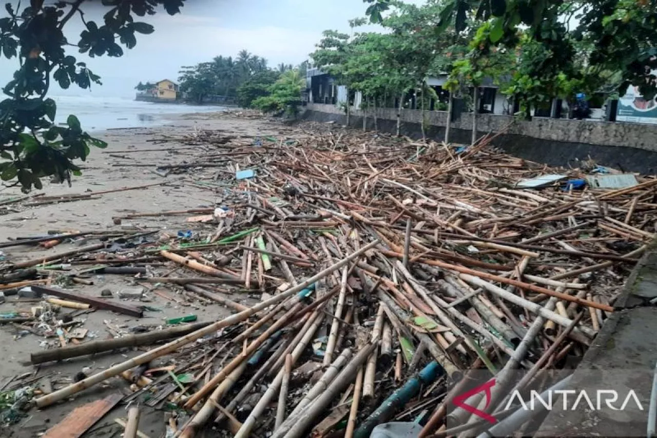 Nelayan Sukabumi belum bisa melaut pascabanjir rob