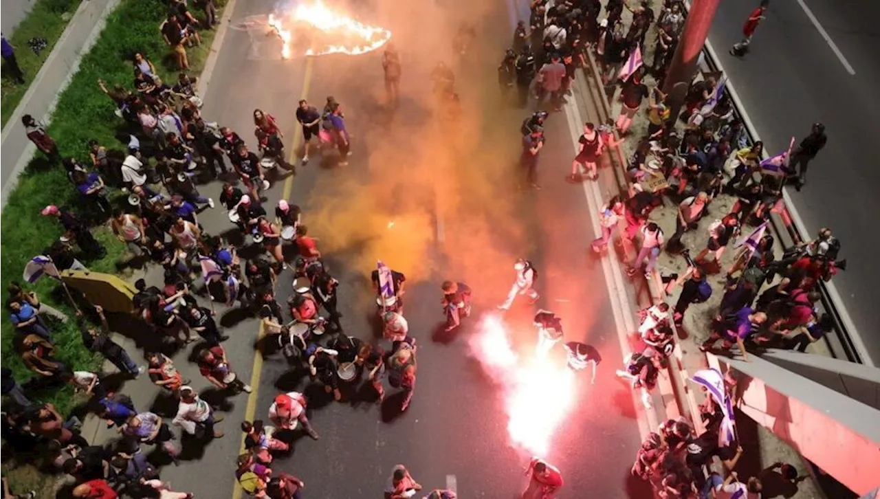 Massive protester brudt ud i Israel – Demonstranter tænder bål i gaderne, sammenstød med politiet