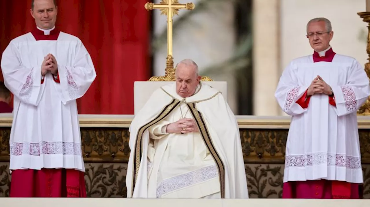 El papa Francisco preside la misa de Pascua en el Vaticano, en medio de las preocupaciones por su salud