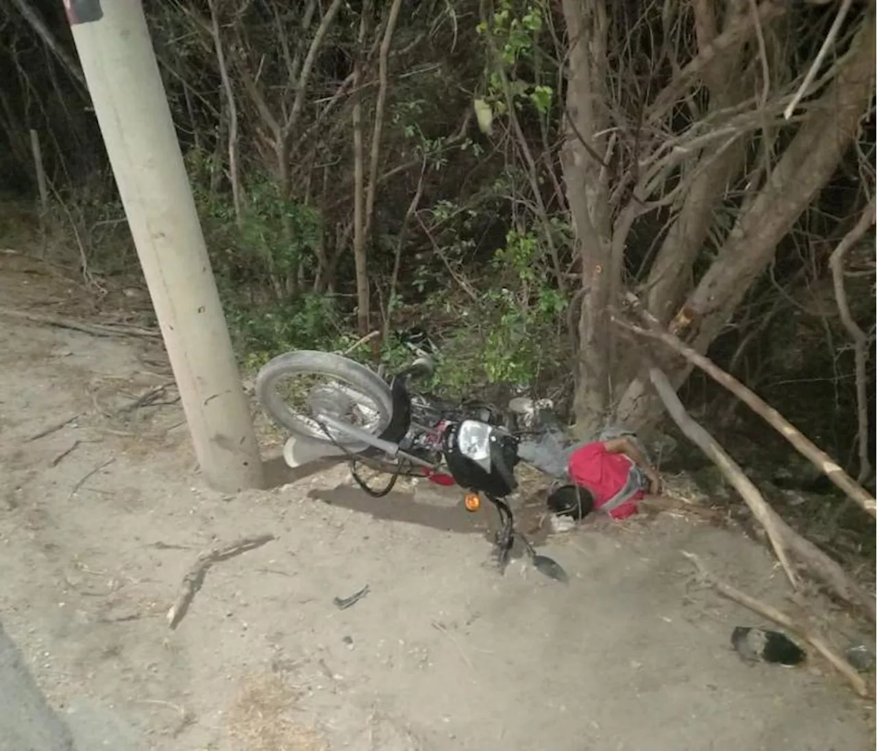 Hombre muere al chocar la moto contra árbol; una mujer resultó herida