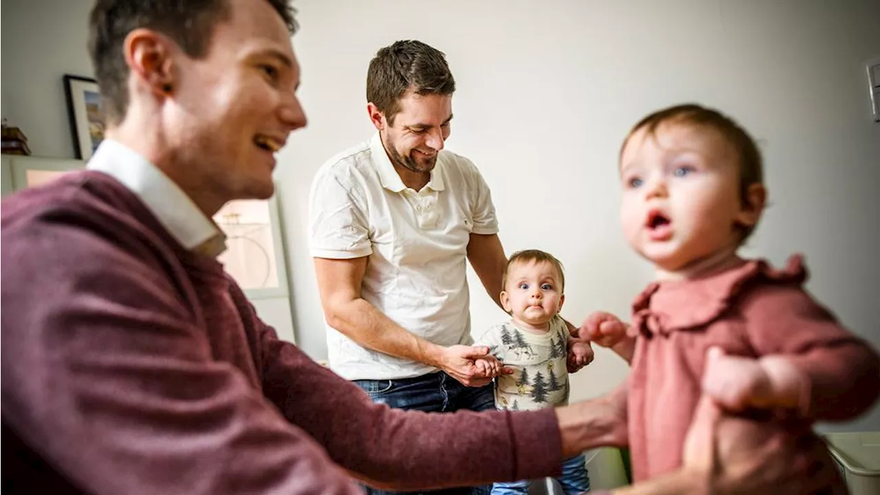 Niklas och Daniel blev pappor – med systern Emma som surrogatmamma