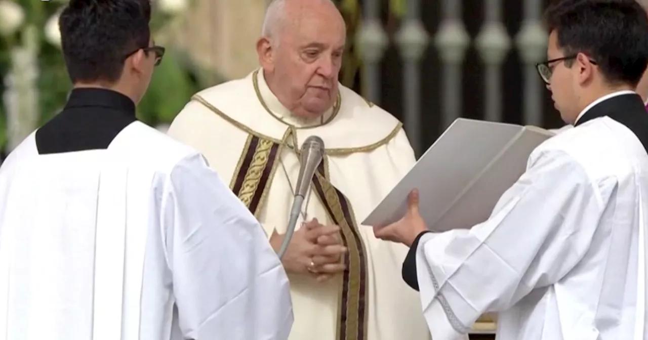 Papa Francesco celebra la messa di Pasqua: le immagini da piazza San Pietro gremita di fedeli