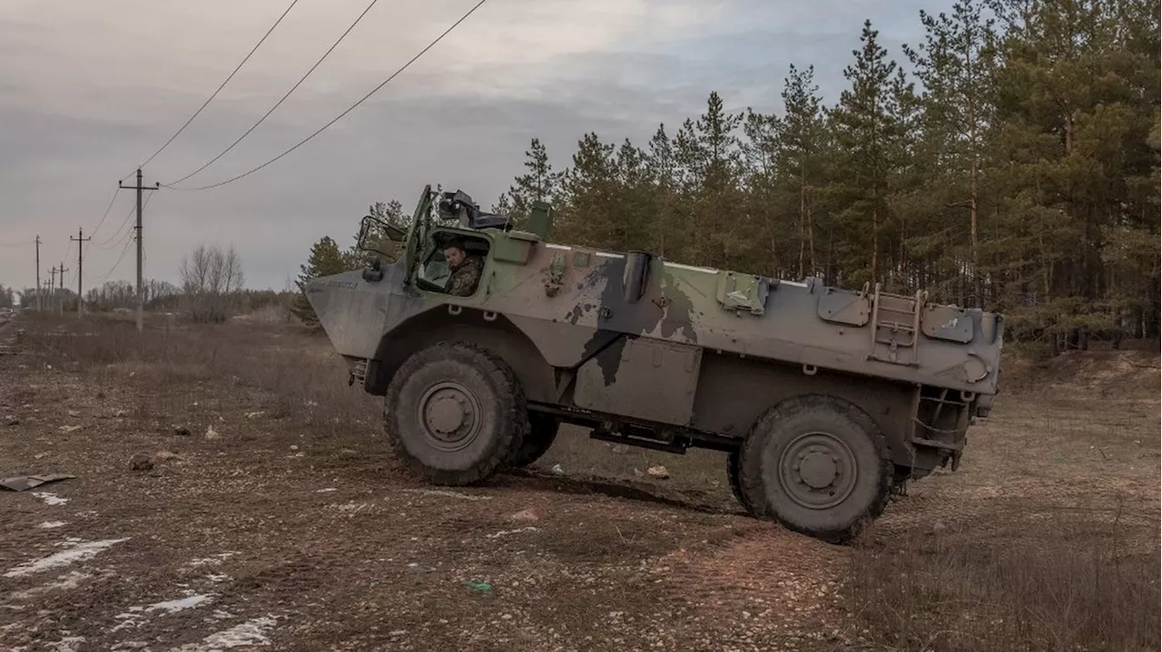 Guerre en Ukraine : la France va livrer 'des centaines' de vieux blindés à Kiev