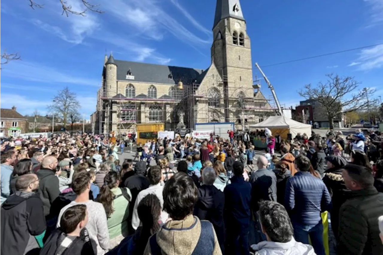 Paasklok vliegt over Kerkplein in Bonheiden: “Mooi initiatief op een mooie lentedag”