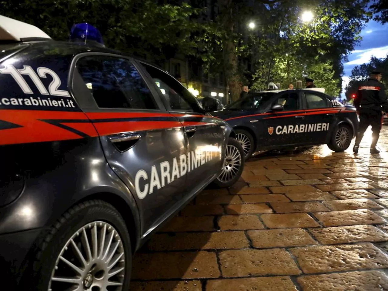 Spari in piazza nel barese, grave un 22enne. Fermati una donna e un 16enne