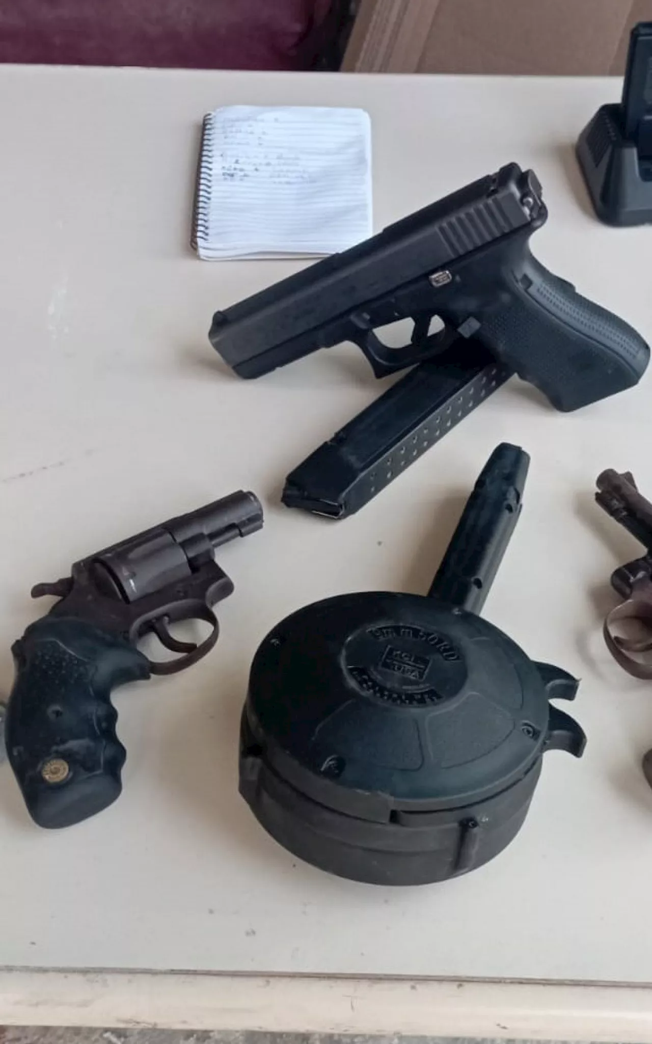 Mulheres são presas com armas no Monte Castelo, em Volta Redonda