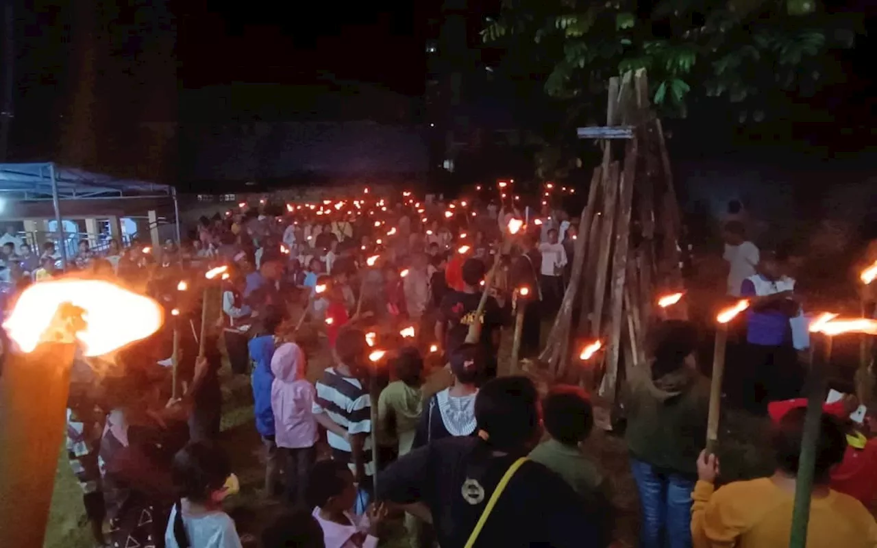 Ribuan Umat Kristiani di Jayapura Gelar Pawai Obor Paskah