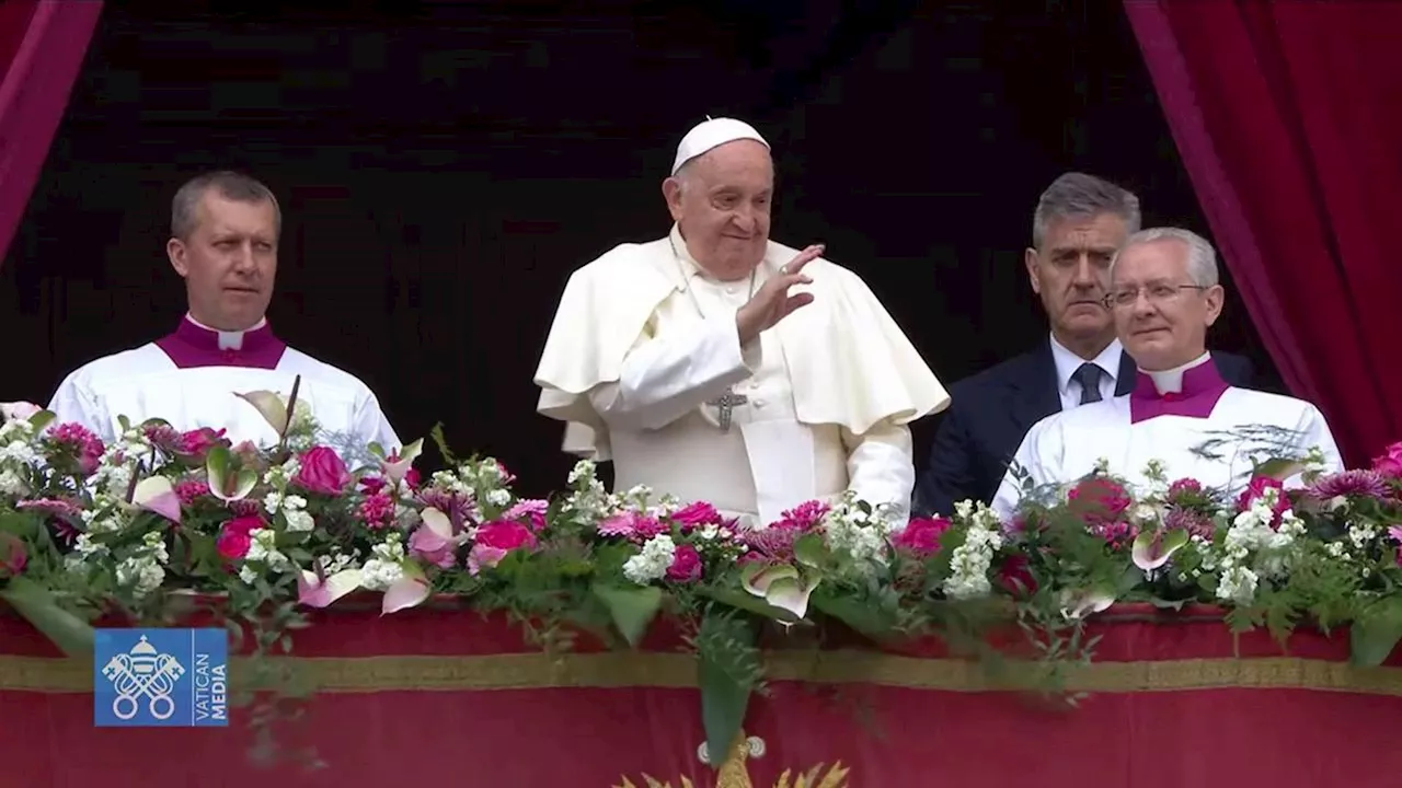 Pasqua 2024, dopo la benedizione Urbi et Orbi Papa Francesco saluta la folla in San Pietro