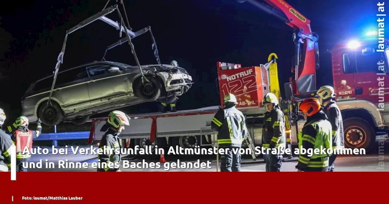 Auto bei Verkehrsunfall in Altmünster von Straße abgekommen und in Rinne eines Baches gelandet