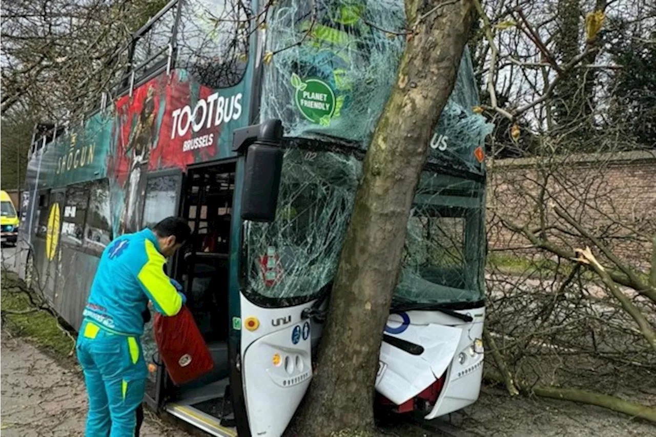 Ongeval met toeristenbus: 2 zwaargewonden