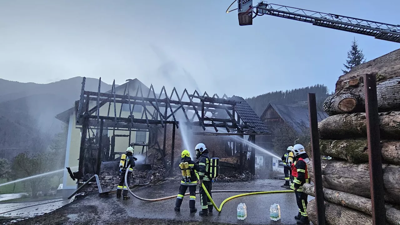 Brand in Hollenstein: Föhnsturm erschwerte Löscharbeiten