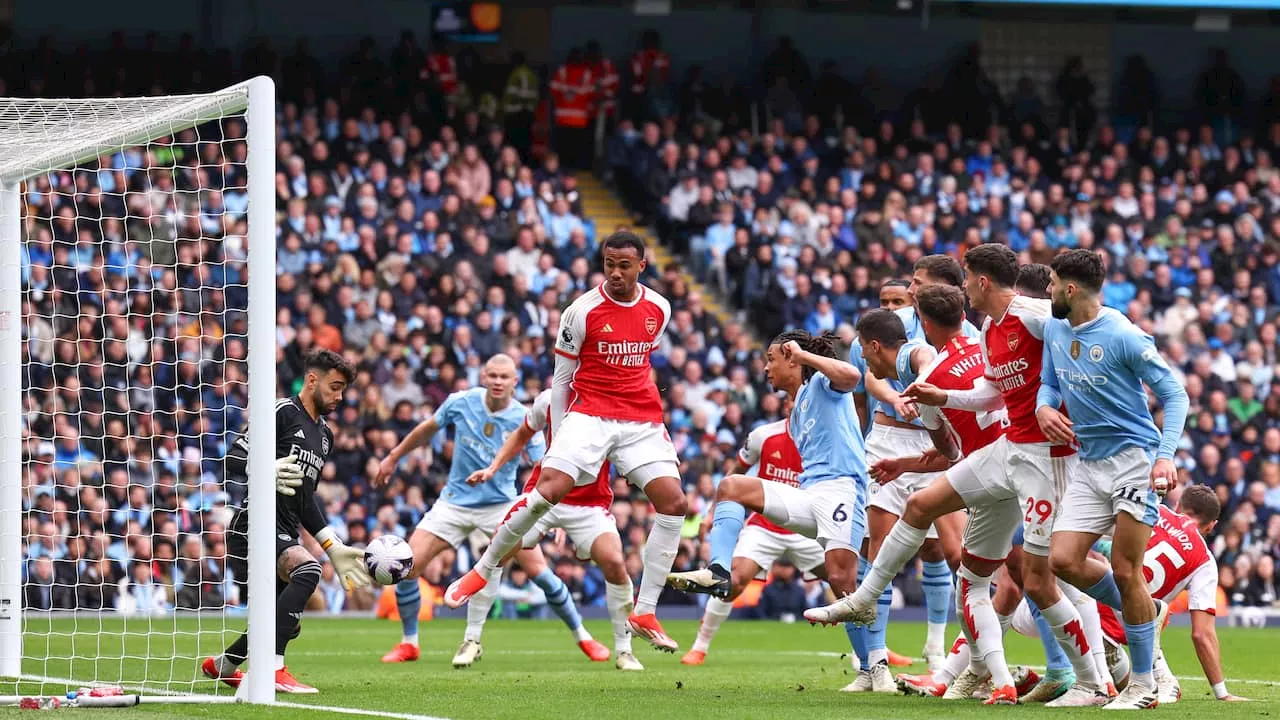 City speelt gelijk tegen Arsenal en ziet Aké uitvallen, Liverpool nieuwe koploper