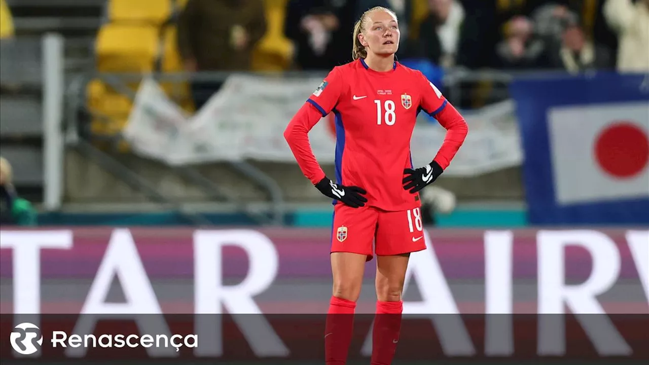 Jogadora norueguesa colapsou em campo e foi assistida durante nove minutos