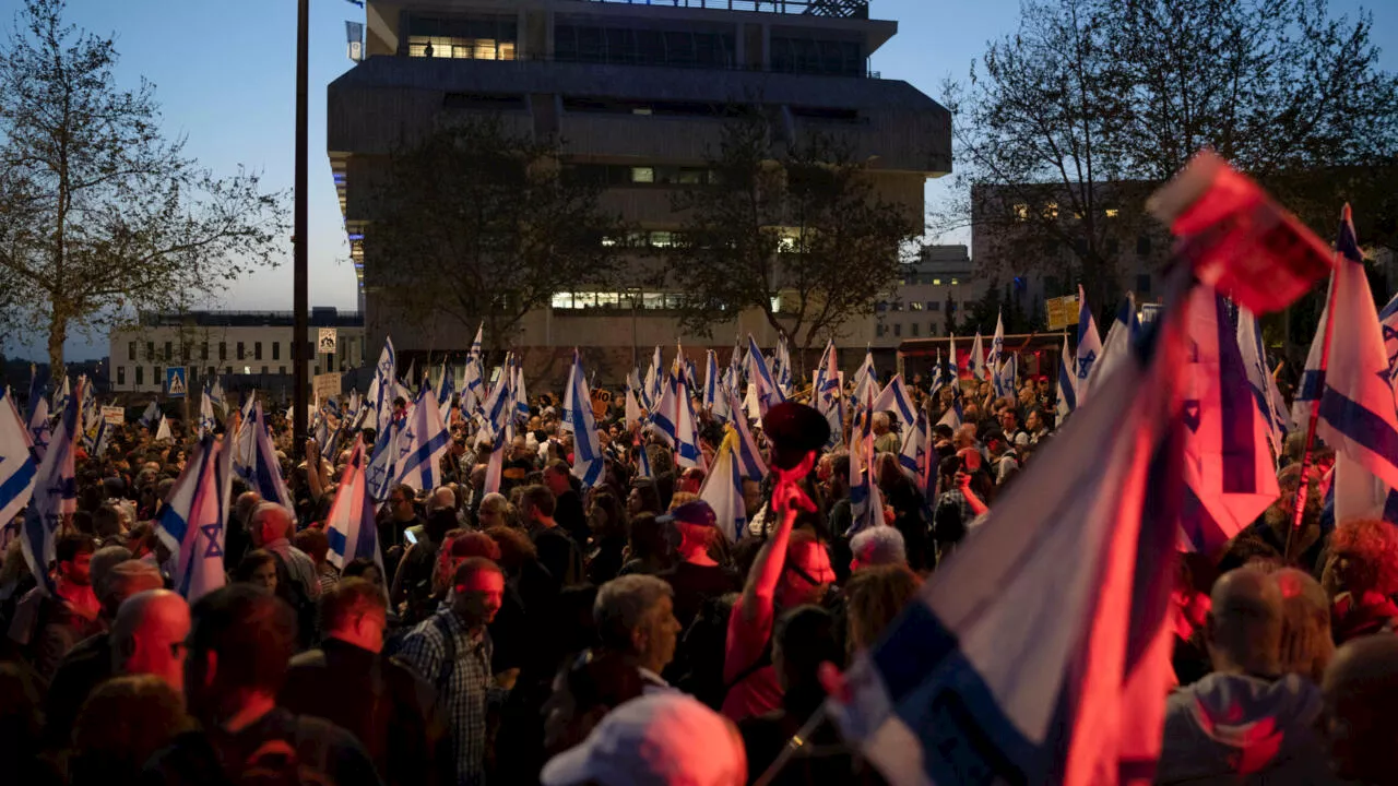 «Élections maintenant»: en Israël, des milliers de manifestants réclament devant la Knesset des élections anticipées