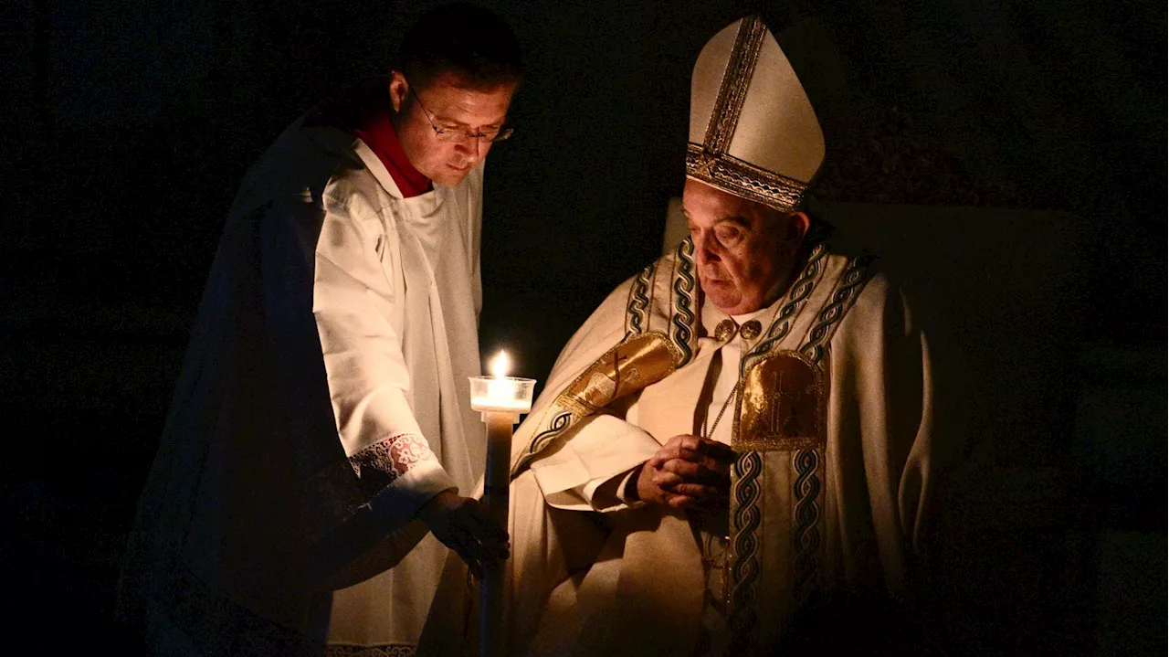 Le pape a présidé la veillée pascale, alors que des questions se posent sur sa santé