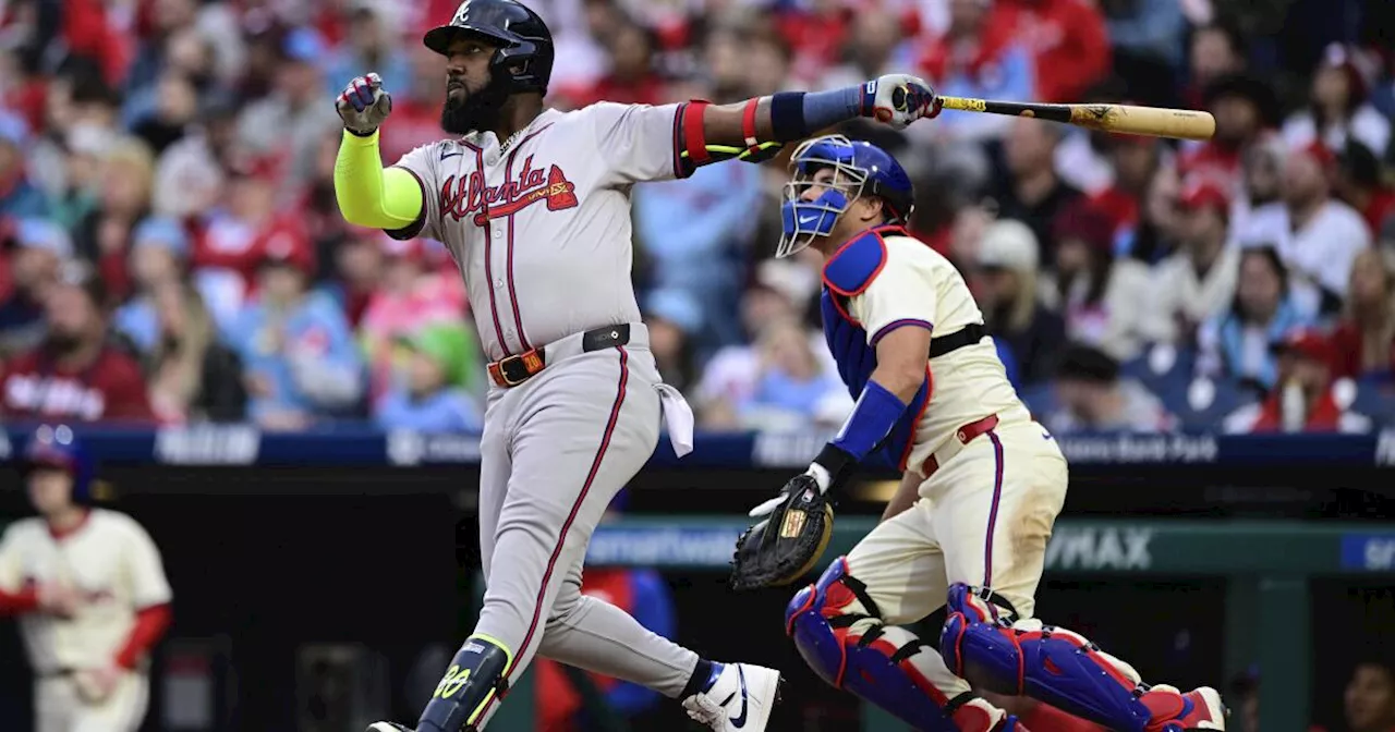 Con vuelacercas de Albies, Olson, Ozuna y Harris, Bravos arrollan a Filis, 12-4