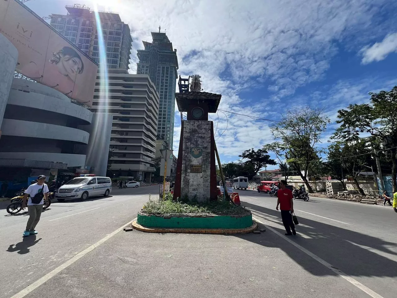 Imbong: Clock tower sa Fuente tangtangon