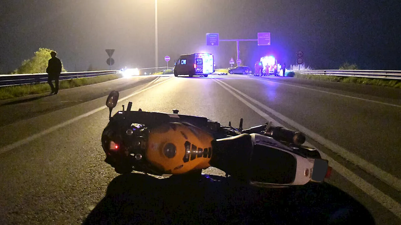 Auto fa inversione mentre arriva la moto, lo schianto è terrificante: due morti