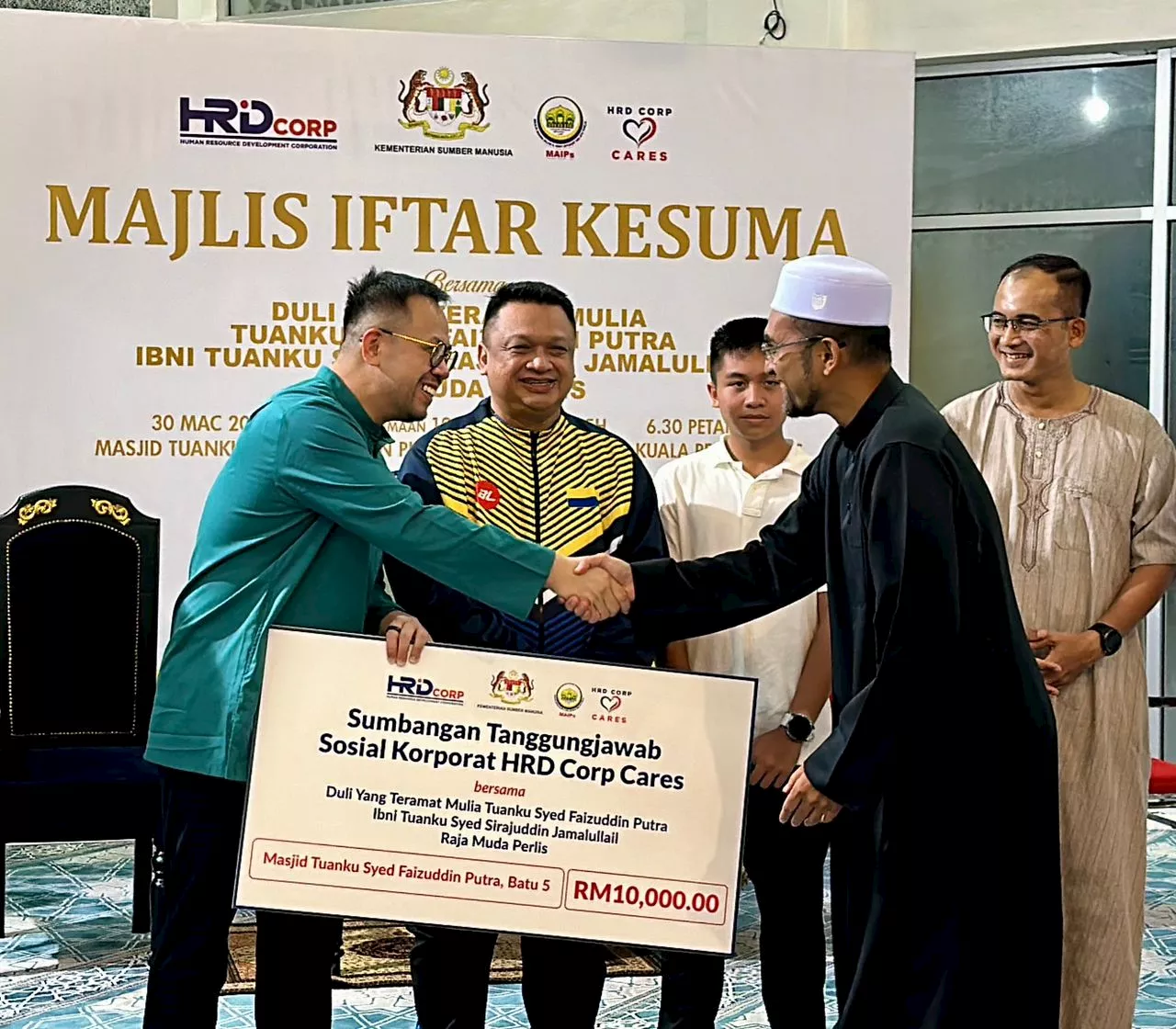 Raja Muda Perlis berkenaan berangkat ke Majlis Iftar Kementerian Sumber Manusia