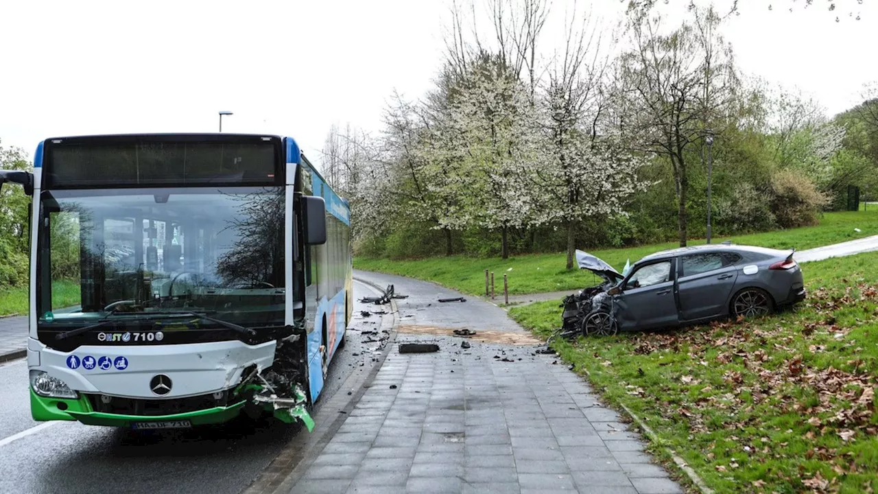 Schwerer Unfall in Hagen: Linienbus kracht frontal in ein Auto