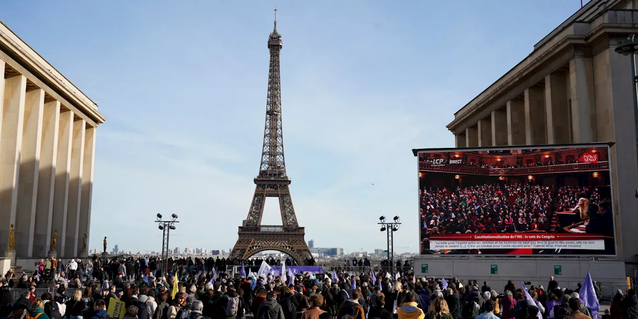 IVG dans la Constitution : sur la place du Trocadéro, des centaines de femmes célèbrent le vote des...