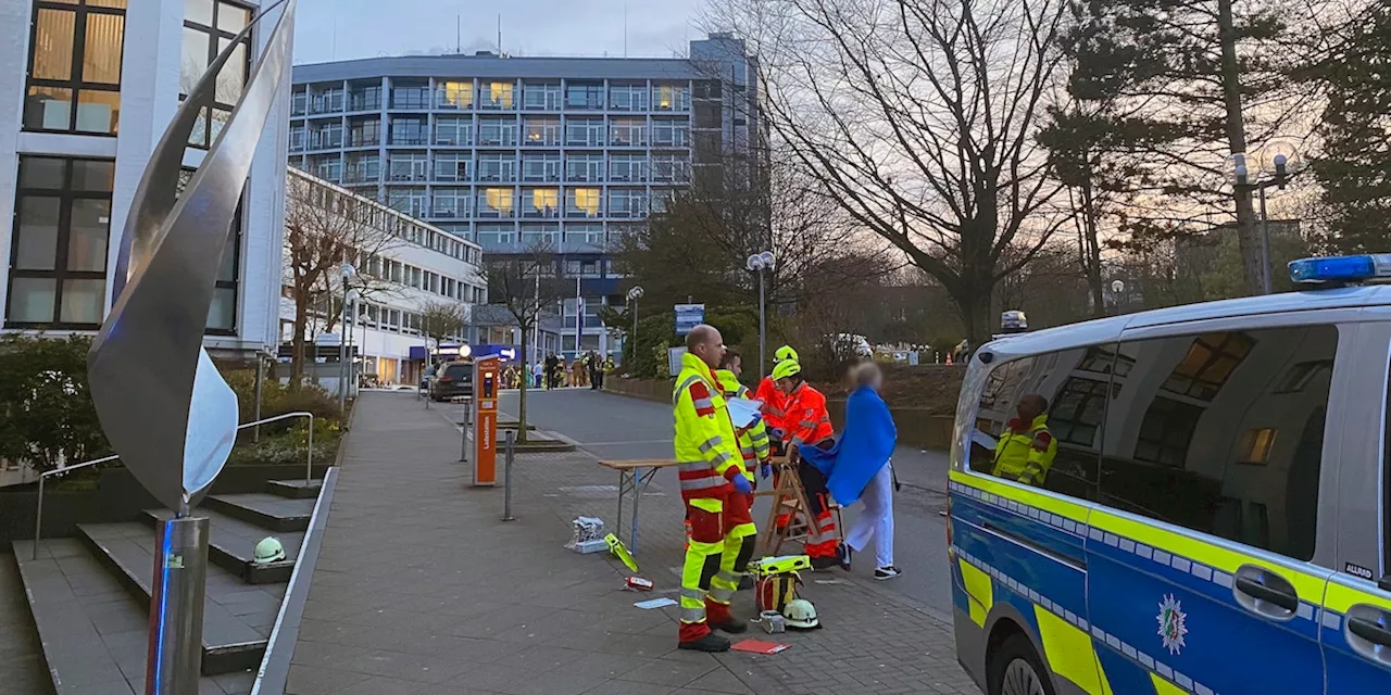 Frau verbarrikadiert sich in Klinik: Gebäude wird geräumt, Patienten verlegt