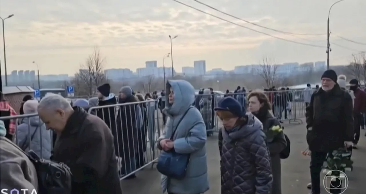 Milhares visitam túmulo de Navalny em Moscou