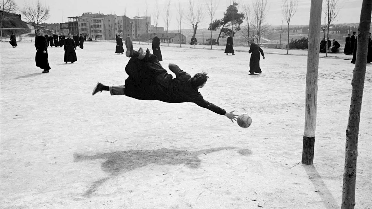 ¡Ese porterazo con sotana! Intrahistoria de la foto más icónica de Masats