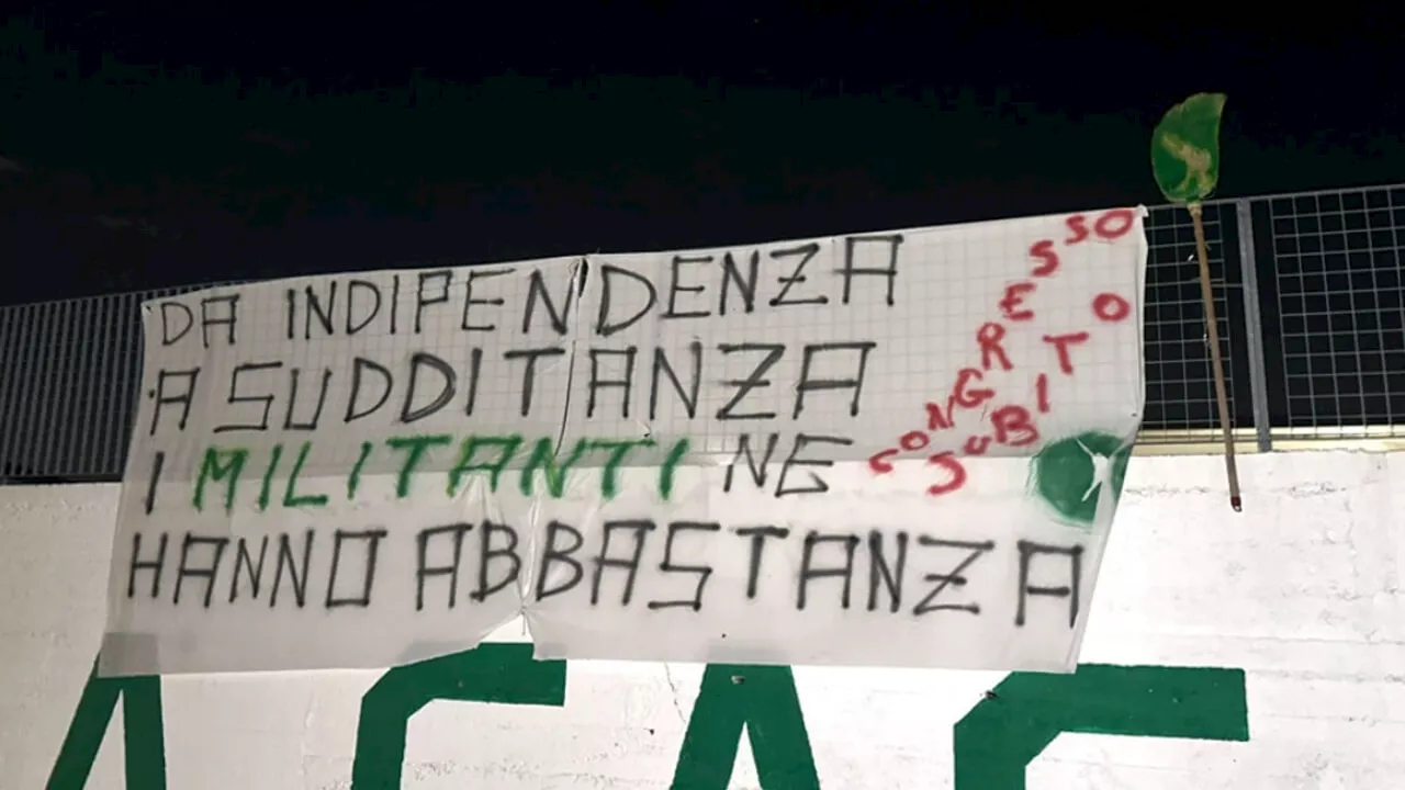 I militanti della Lega in rivolta contro Salvini, a Pontida spuntano gli striscioni: "Congresso subito"