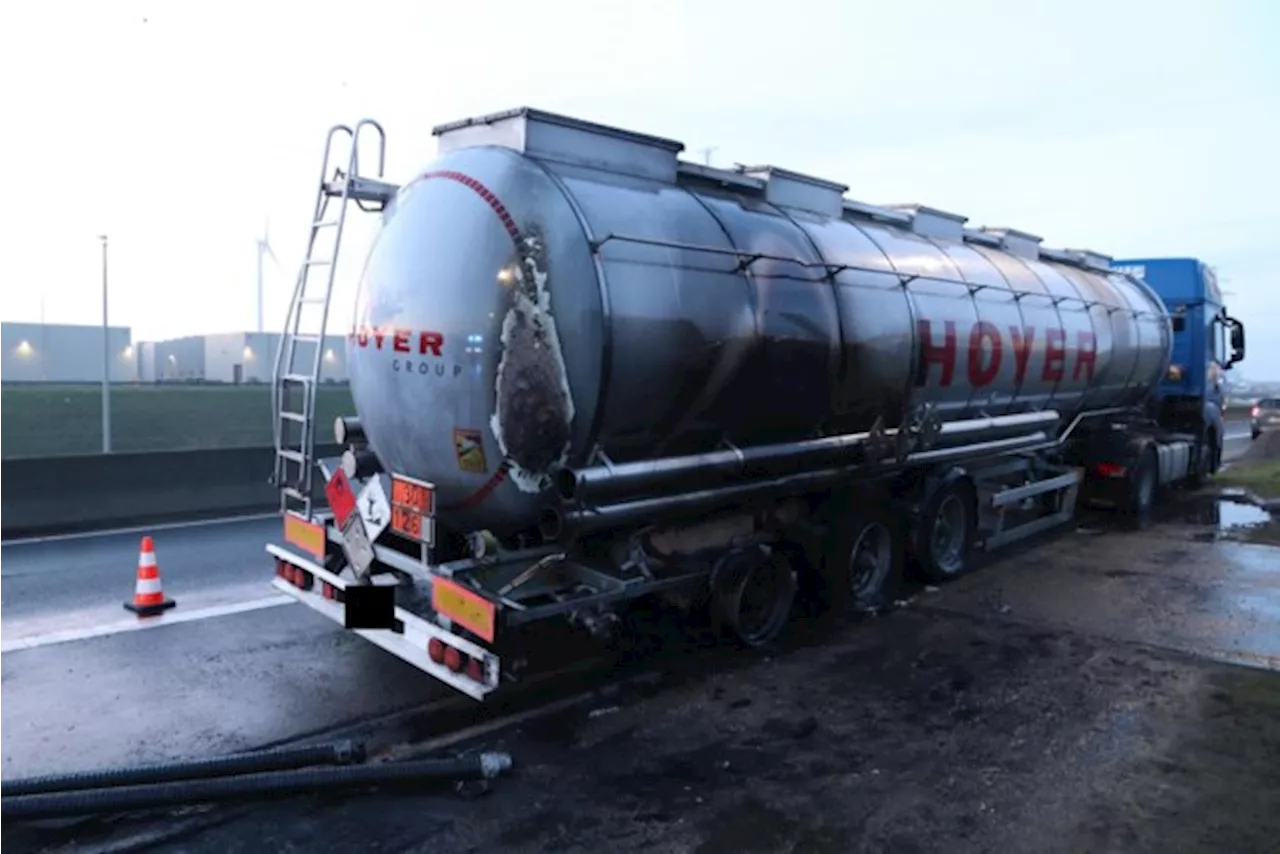 Vrachtwagenbestuurder kan ramp vermijden: oplegger met 27.000 liter petroleum vat vuur in Waaslandhaven