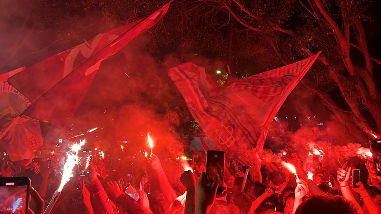 Afición de Chivas lleva serenata a los jugadores previo al Clásico Nacional