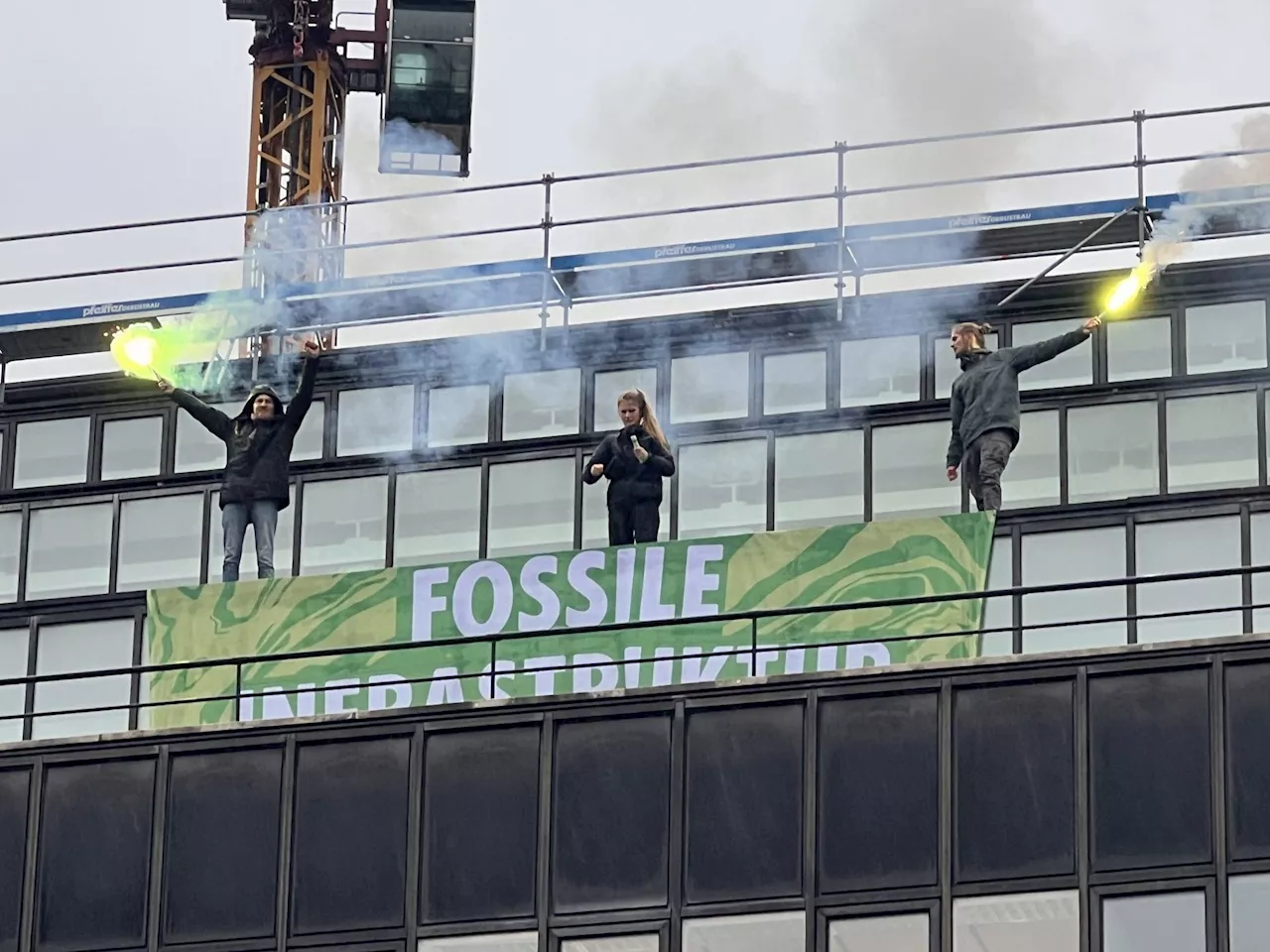 – spinnt ihr?' - Klima-Aktivisten entrollen Banner am Landhaus