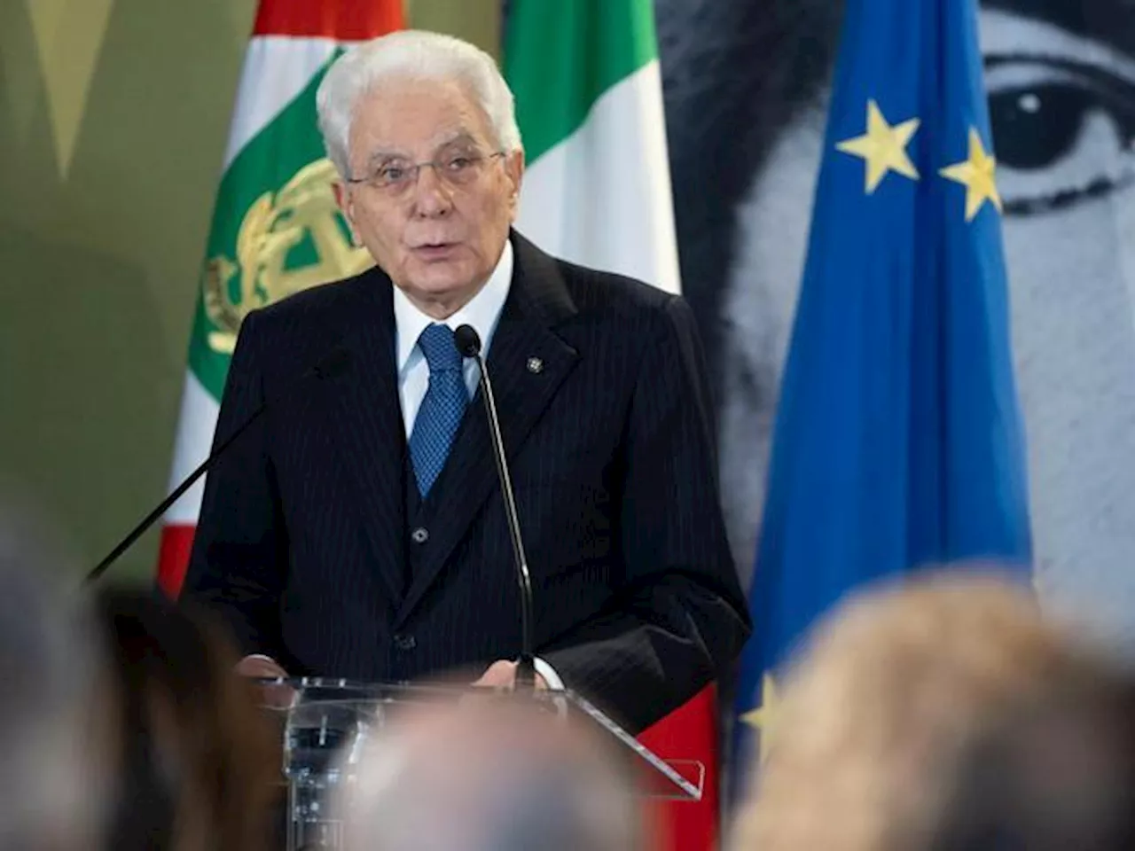 Mattarella: «Sulle donne ancora pregiudizi e stereotipi, troppi esami e fatiche in più rispetto agli uomini»