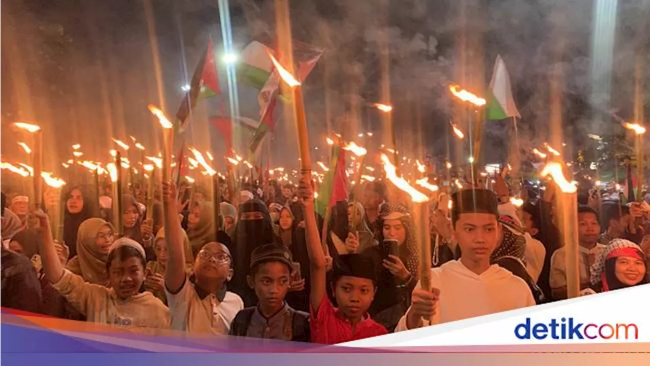 Warga Medan Antusias Pawai Obor Jelang Ramadan, Teriakkan 'Free Palestine'