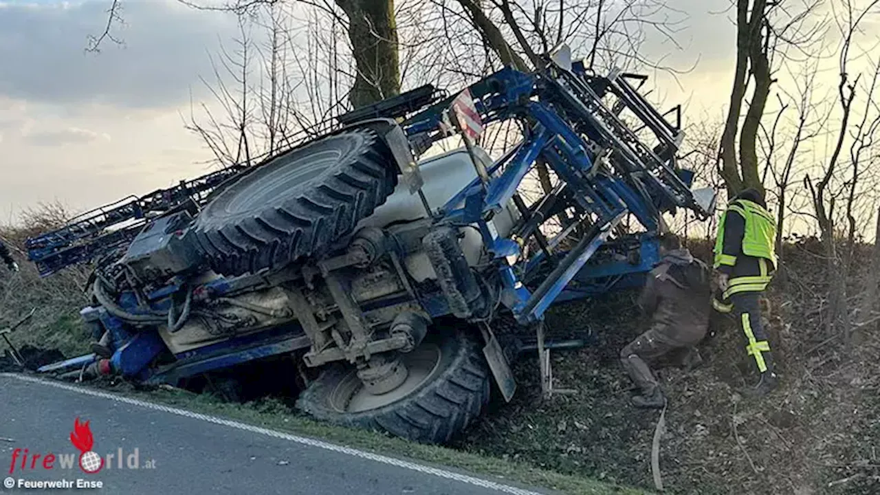 D: Landwirtschaftlicher Schlepper mit Feldspritze in Ense in Graben gekippt → Bergung mit Teleskoplader