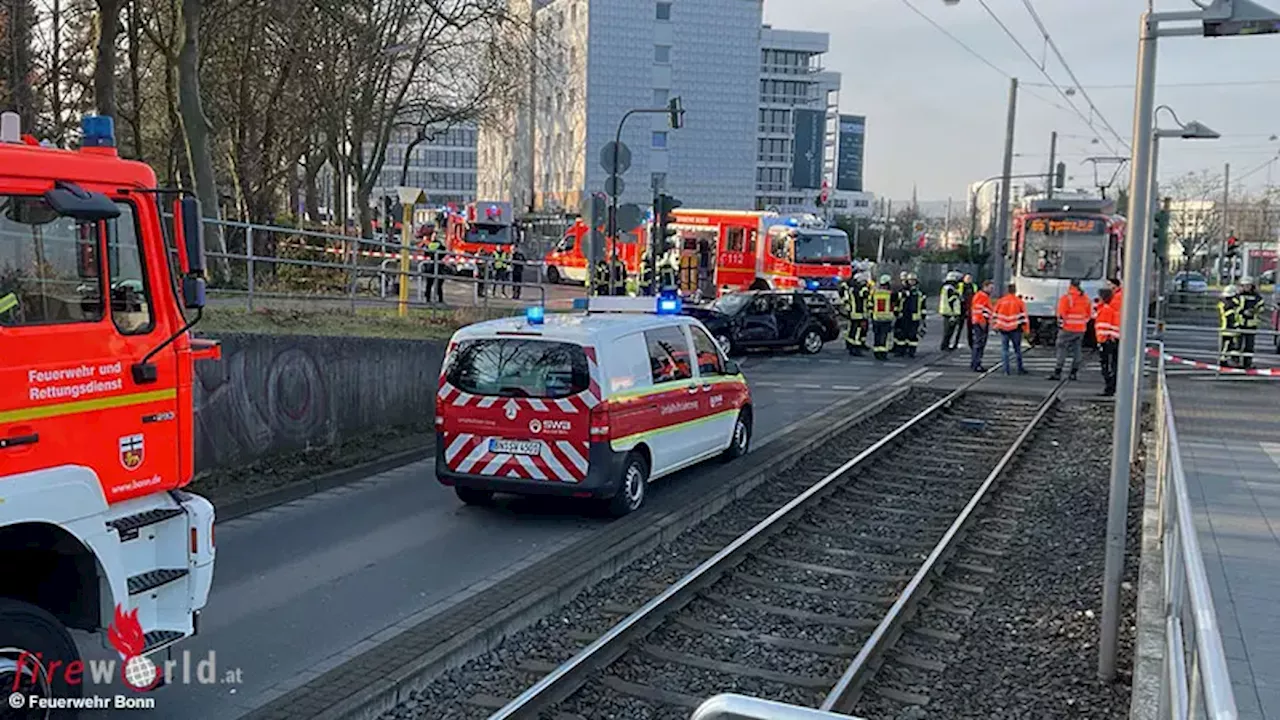 Verkehrsunfall zwischen Auto und Straßenbahn in Bonn