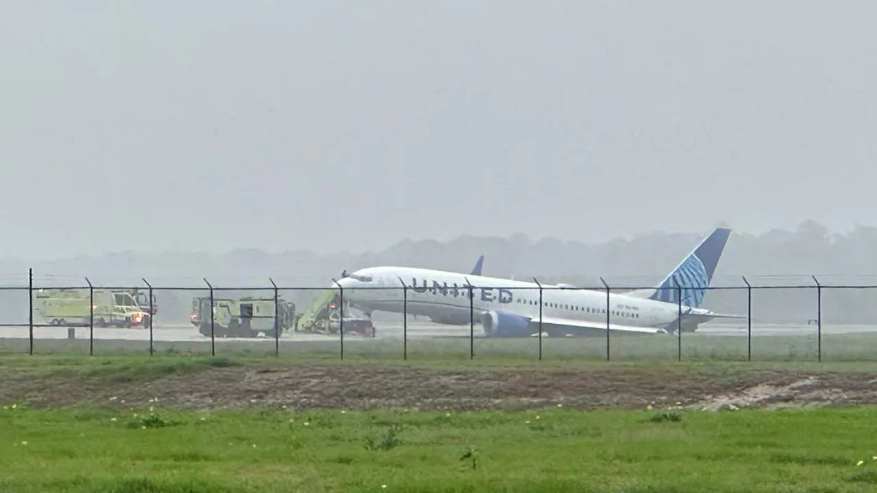 United Airlines flight goes off taxiway at Houston airport