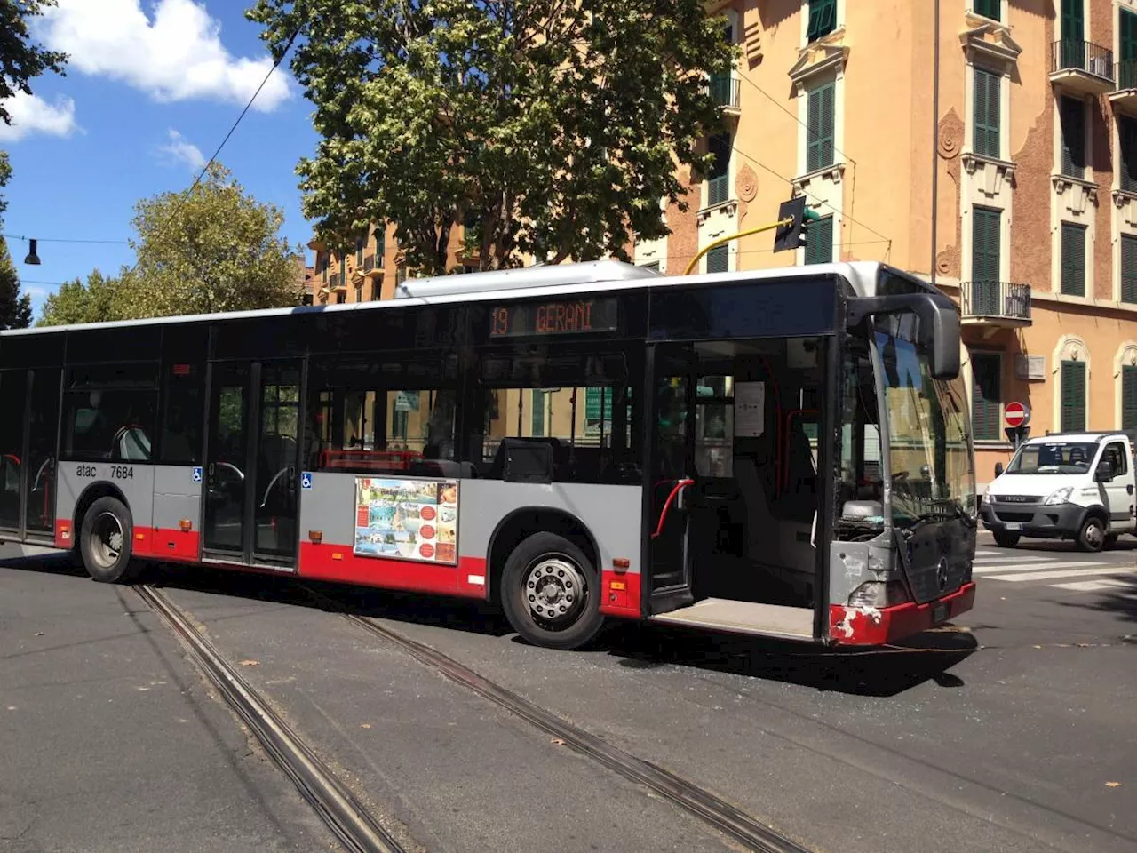 'Biglietto, prego'. E gli stranieri massacrano di botte i controllori del bus