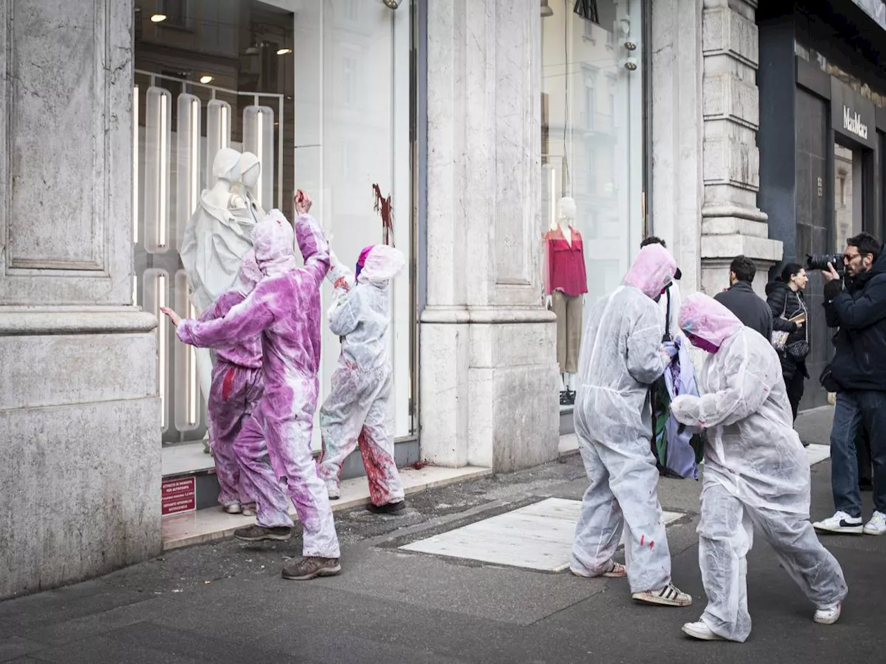 Cori, blitz e fumogeni: solito circo rosso per l'8 marzo