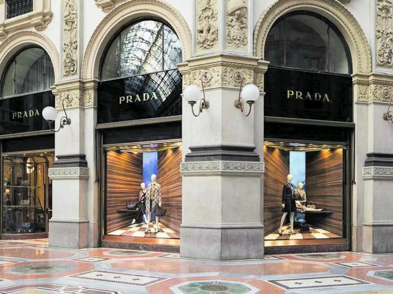 Prada sfila controcorrente: focus sui negozi