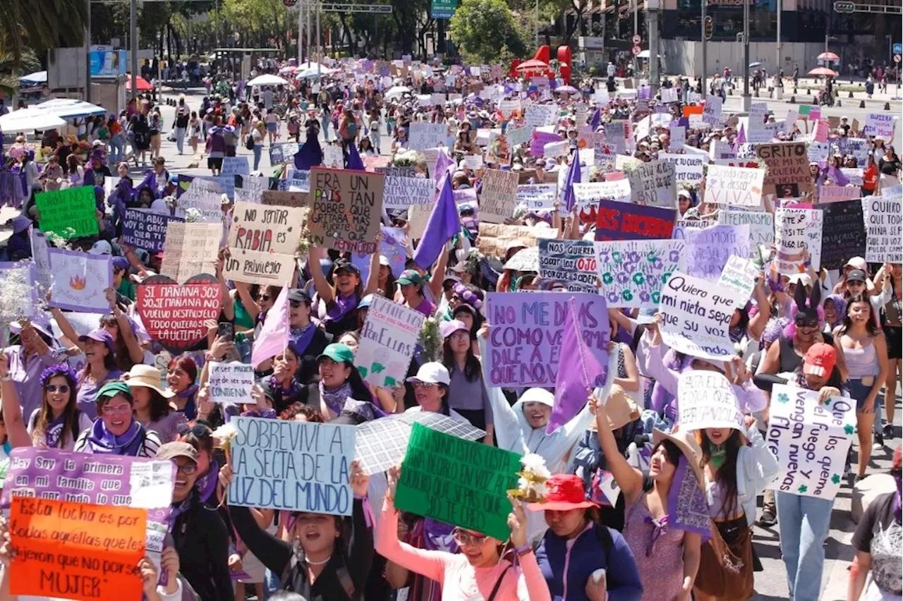 Marchan mujeres de todas las edades rumbo al Zócalo