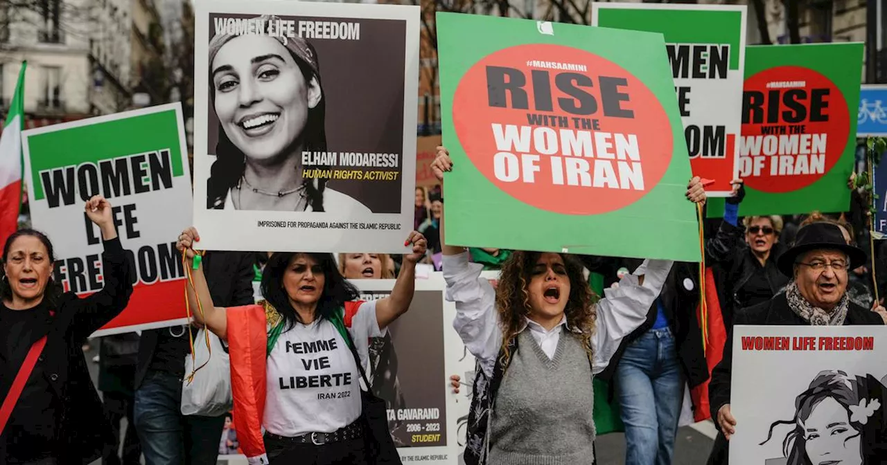 Manifestation à Paris pour la défense de l'égalité femmes-hommes