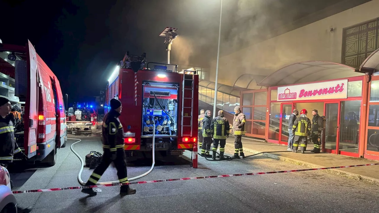 Incendio al centro commerciale, danni ingenti