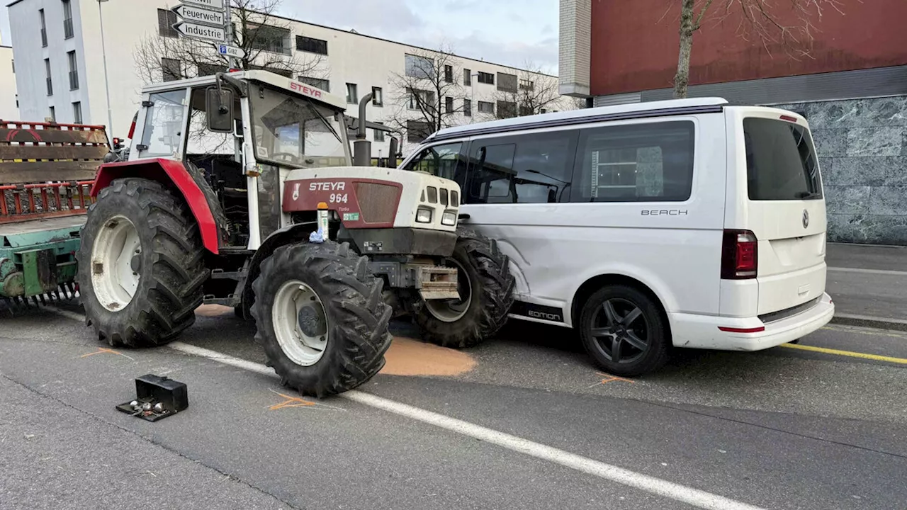 Frontgewicht verloren - Traktor rammt Auto