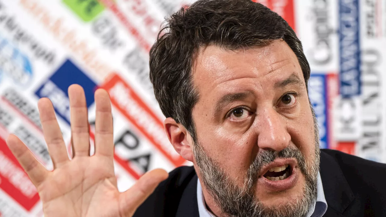 Dà a Matteo Salvini del "cretino": espulso