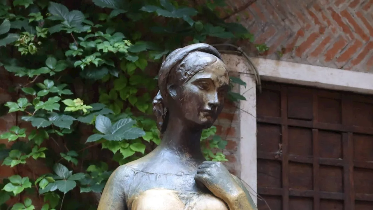 Statue der Julia in Verona hat ein Loch im Busen