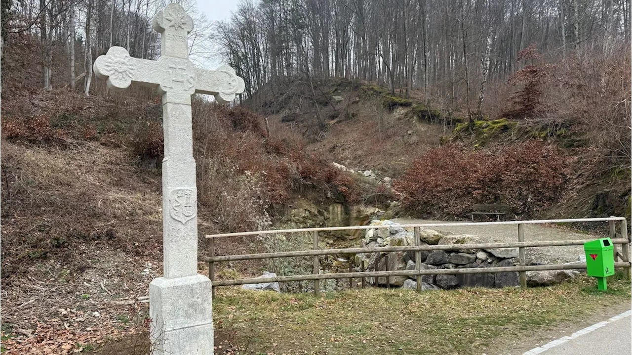 Nach Beschädigung durch Bagger: 300 Jahre altes Wegkreuz am Pflanzerbach erstrahlt in neuem Glanz