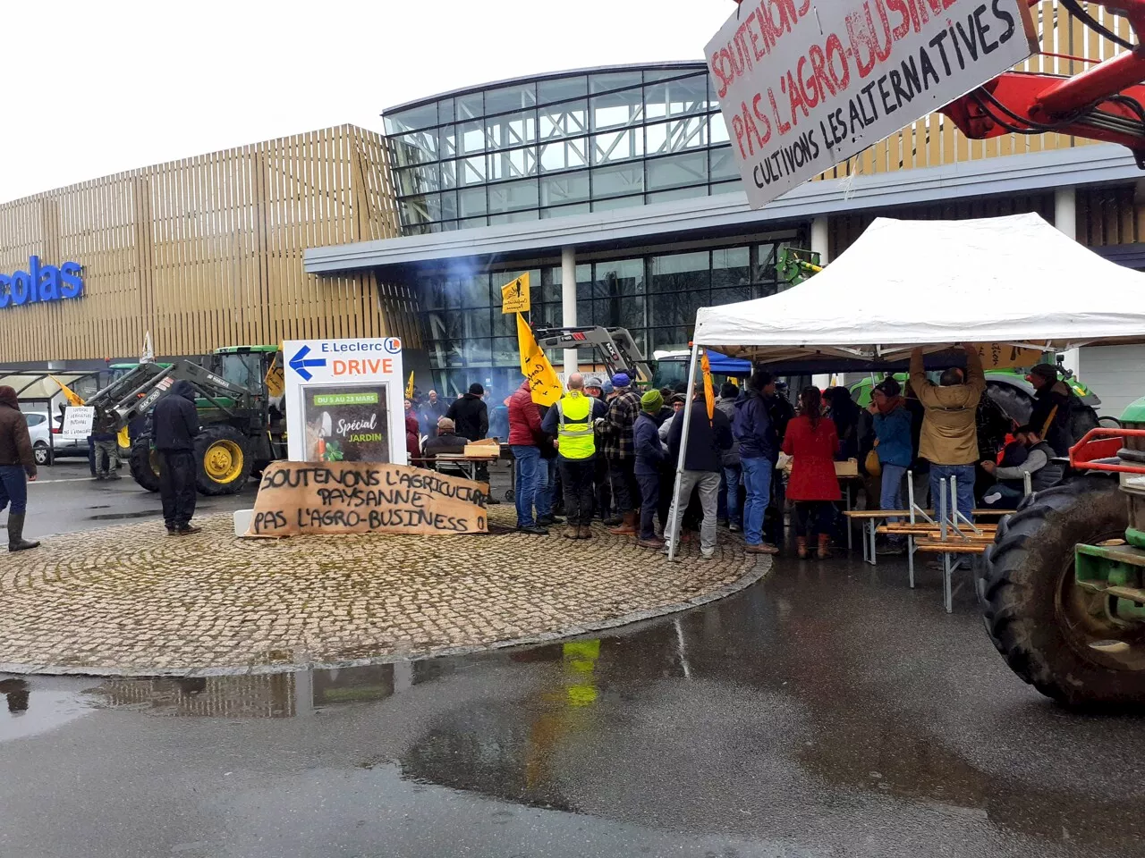 Des dizaines d'agriculteurs bloquent un hypermarché Leclerc de Loire-Atlantique