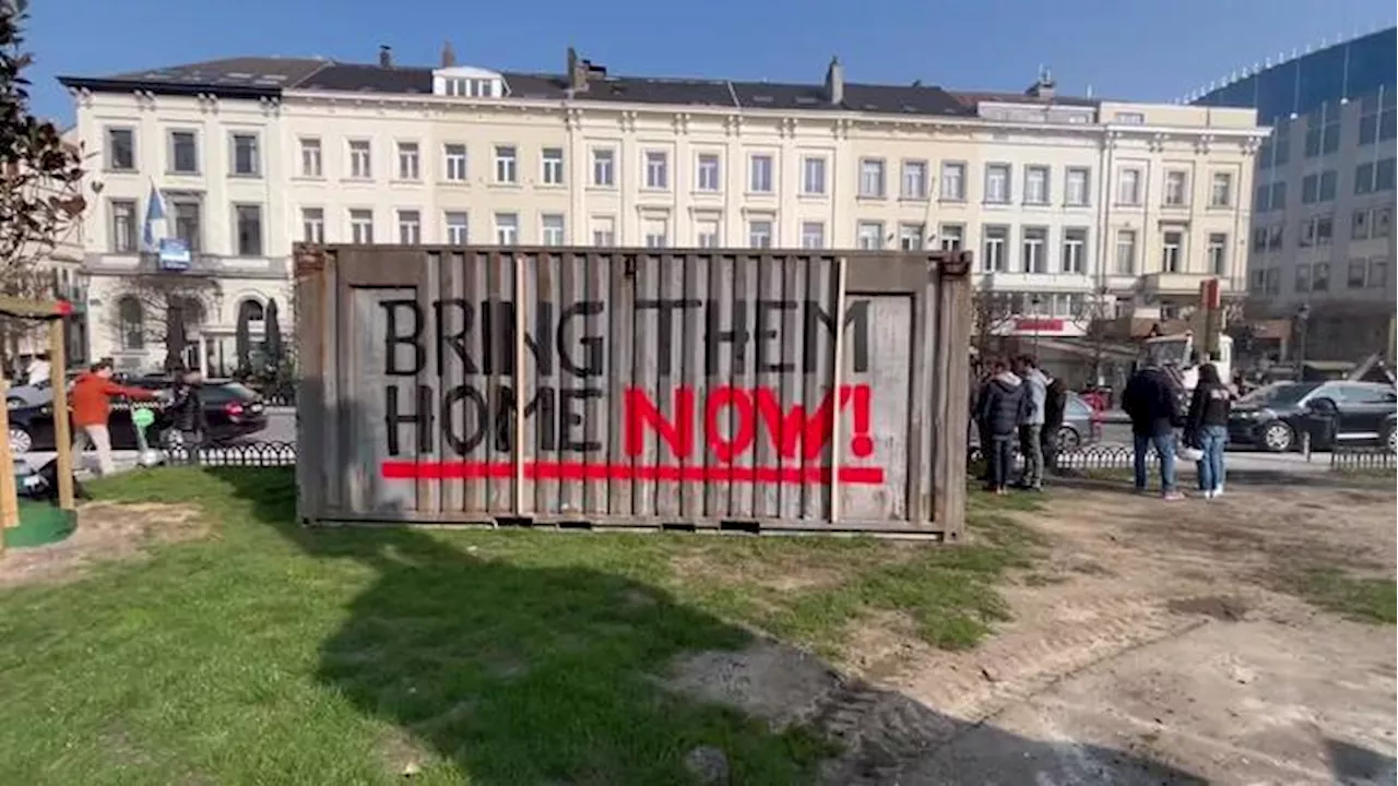 Bruxelles, replica di un tunnel di Hamas esposta davanti all'Eurocamera